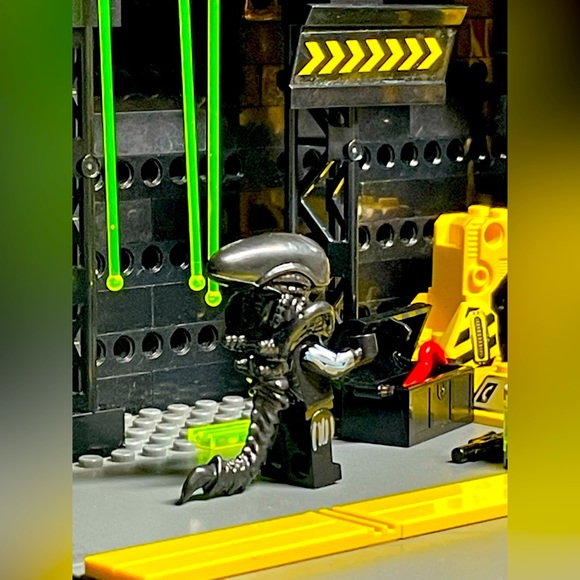 Alien Minifigure - Picture 3 of 6